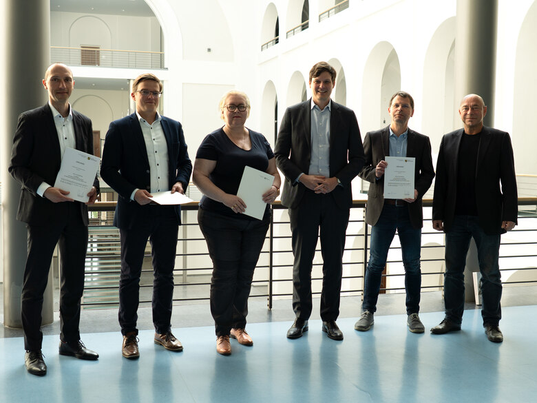 on links nach rechts: Frank Berthold, Sebastian Reißig, Ekaterina Kulakova, Staatsminister Conrad Clemens, Dr. Olaf Glöckner (Vorsitzender), Dr. Thomas Feist (Beauftragter). Nicht anwesend: Martina Breyer, Marina Chernivsky